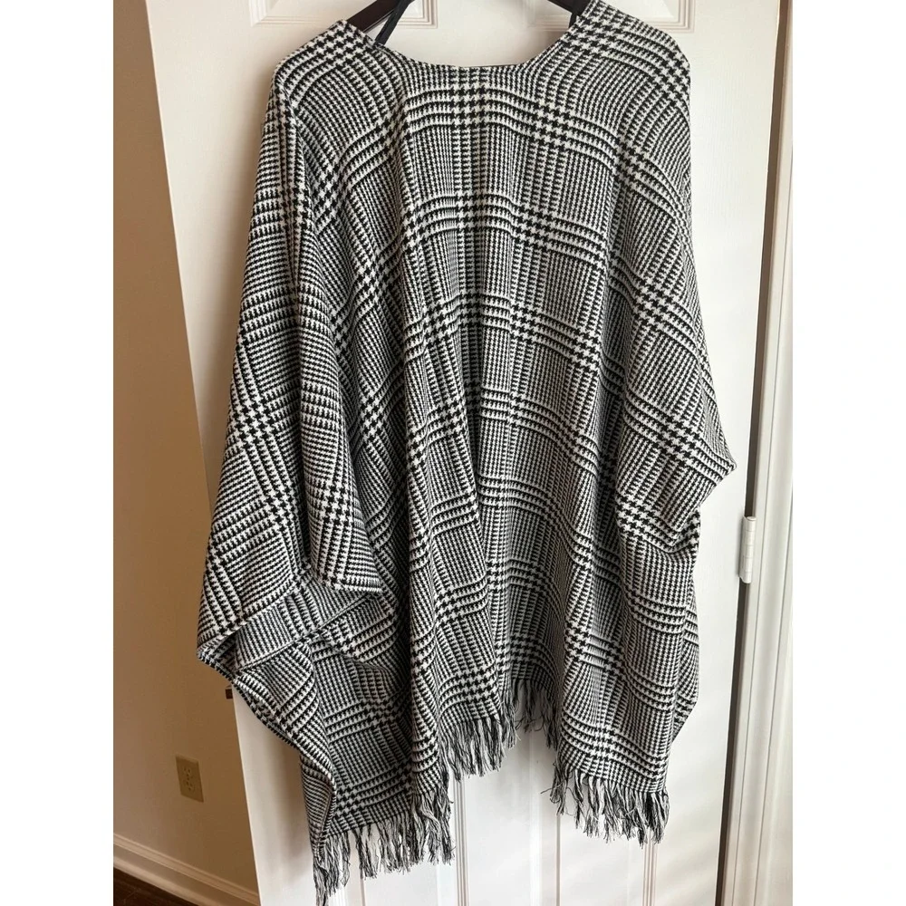 Preston & York Black/White Houndstooth Sleeved Wrap (O/S)